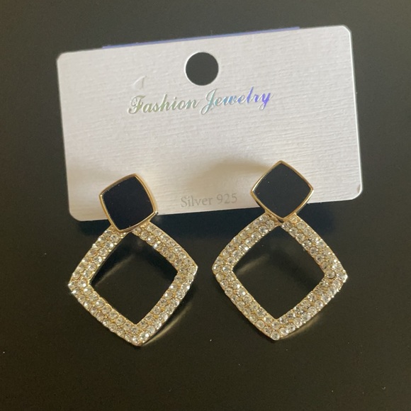 Brand new earring - Picture 2 of 2